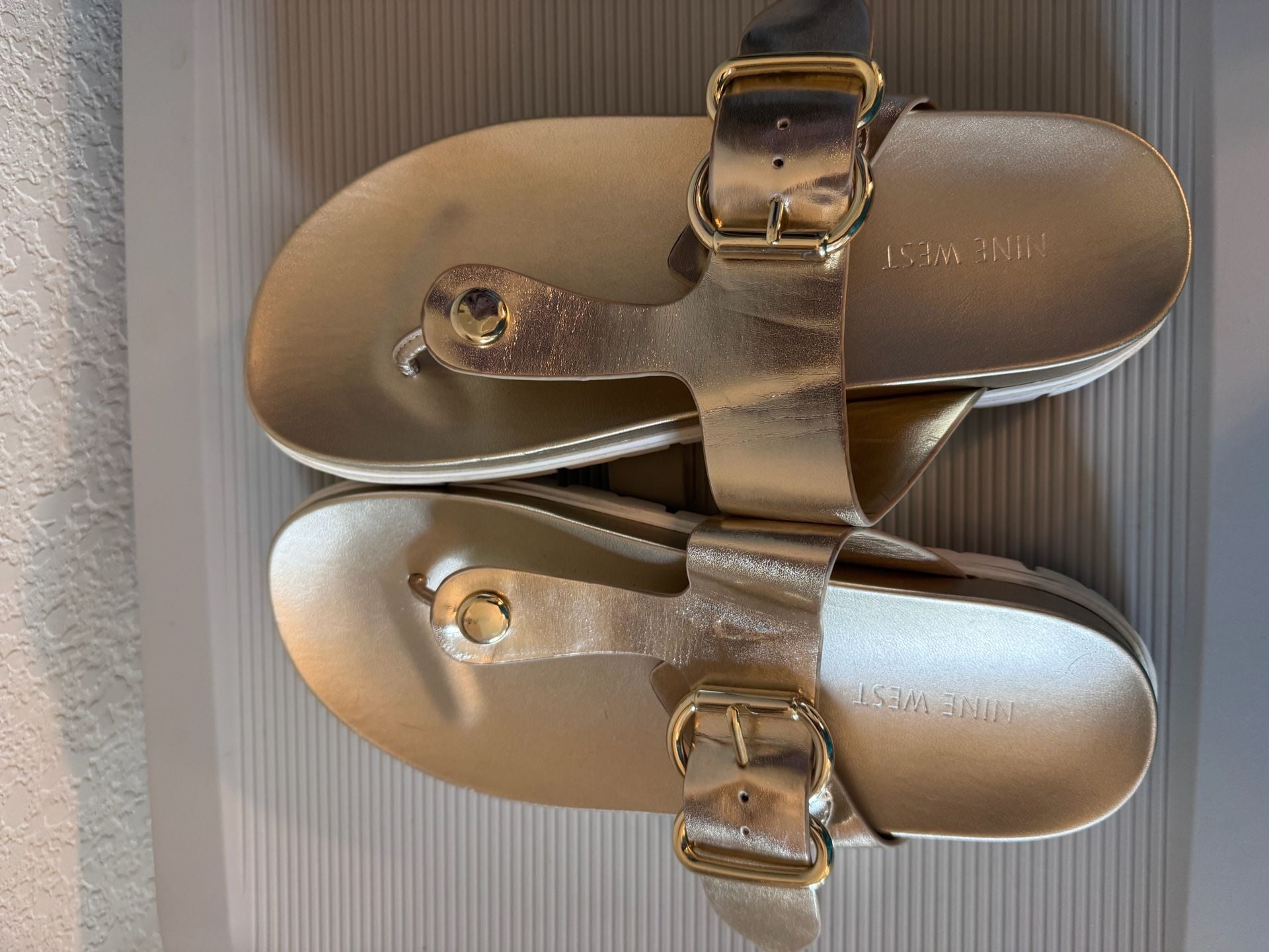 Nine West Thong Sandals Size 8M Gold Metallic Buckle Footbed 3