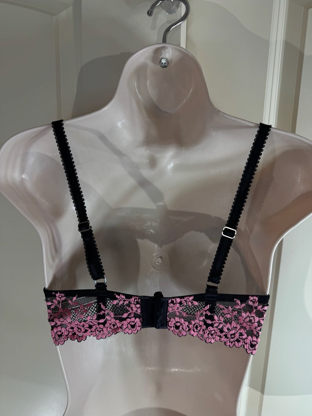 Wacoal Enbrace Lace Bra and Panty Set Black Pink 34C/Medium 3
