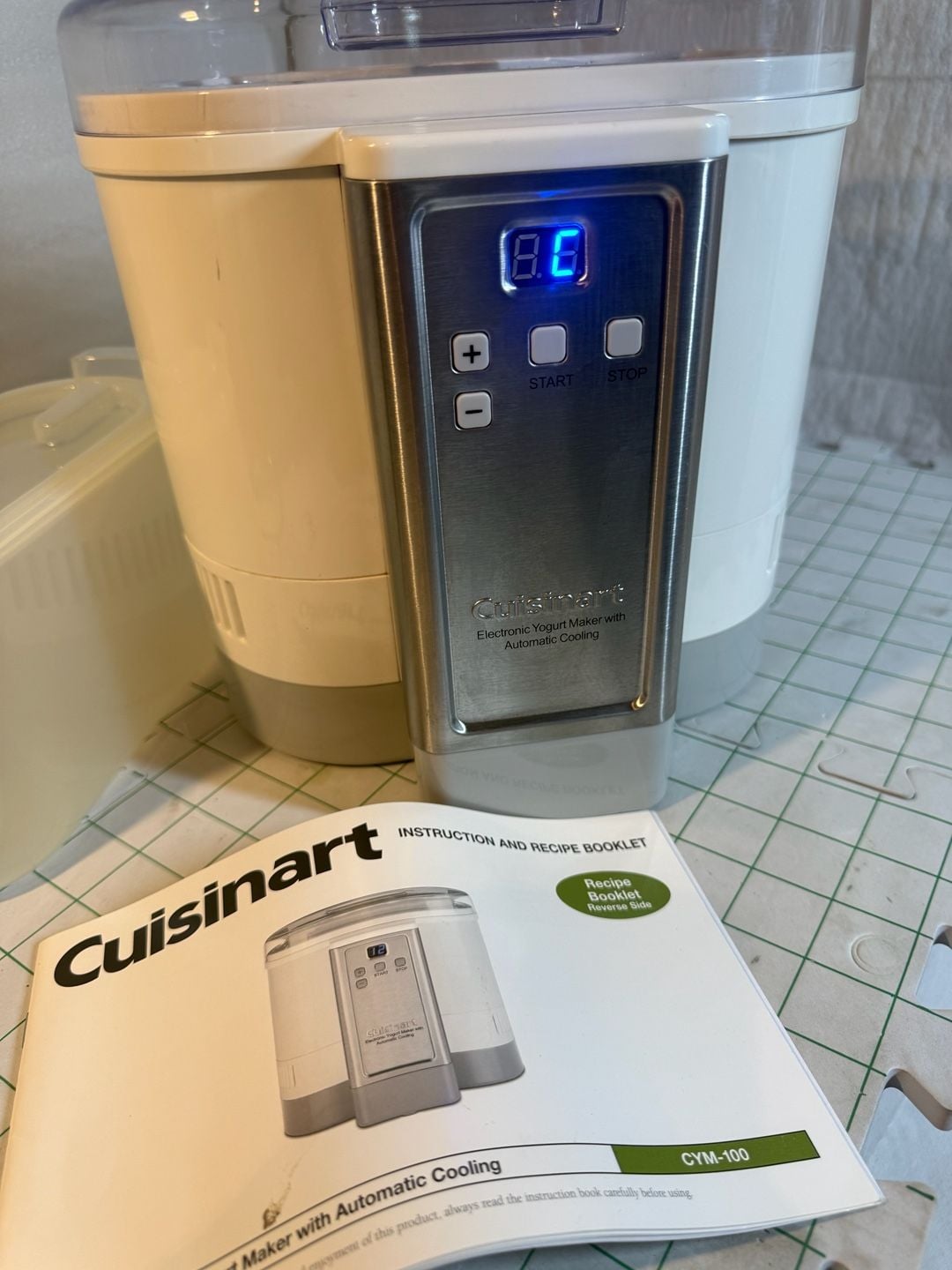 Cuisinart Electronic Yogurt Maker with Automatic Cooling CYM-100 1