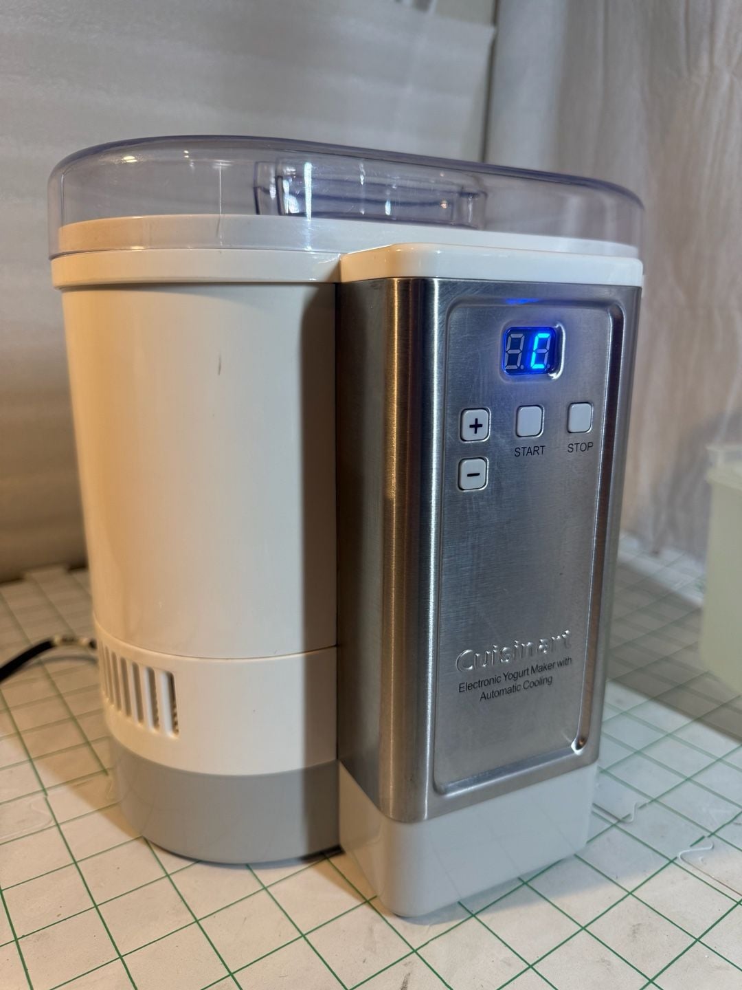 Cuisinart Electronic Yogurt Maker with Automatic Cooling CYM-100 2