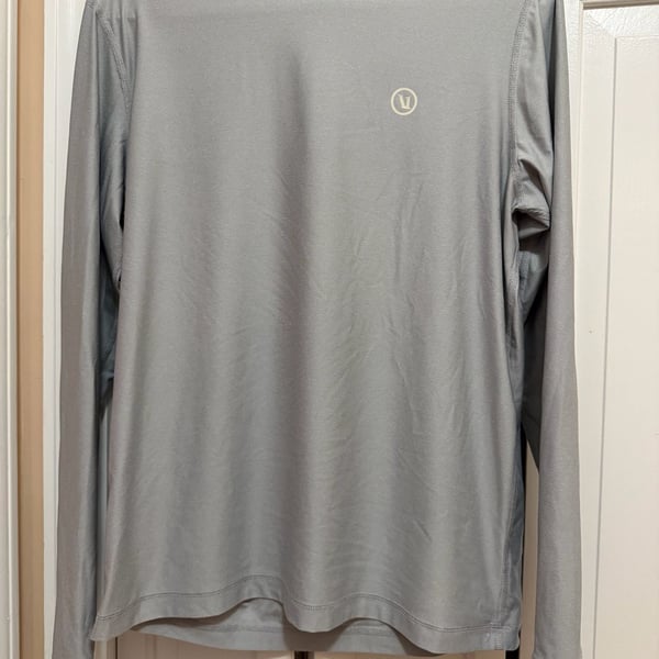 Vuori Long Sleeve Size M Gray Athletic Shirt