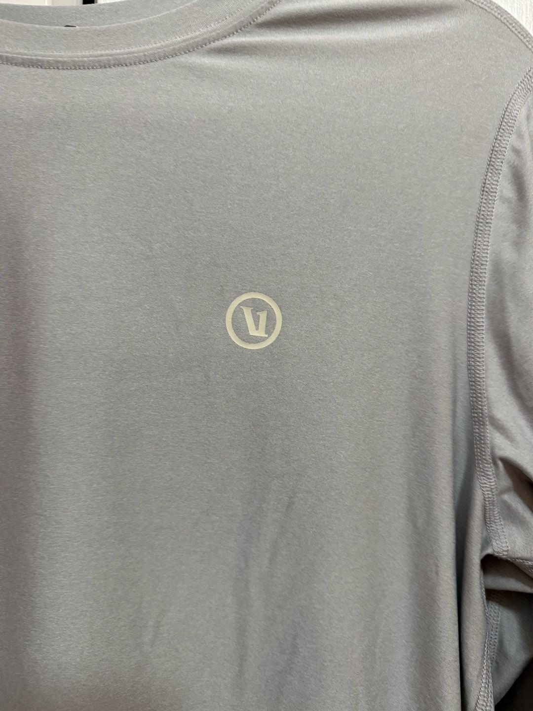 Vuori Long Sleeve Size M Gray Athletic Shirt 3