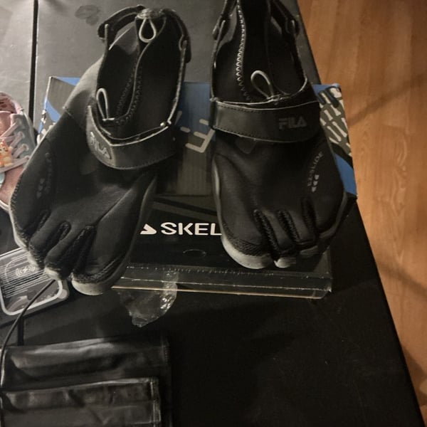 Fila Skele-Toes EZ Slide Black Size 6 In Good Shape.