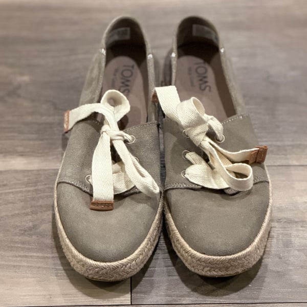 TOMS Womenโs 8.5 Gray Suede Lace-Up Espadrille Shoes