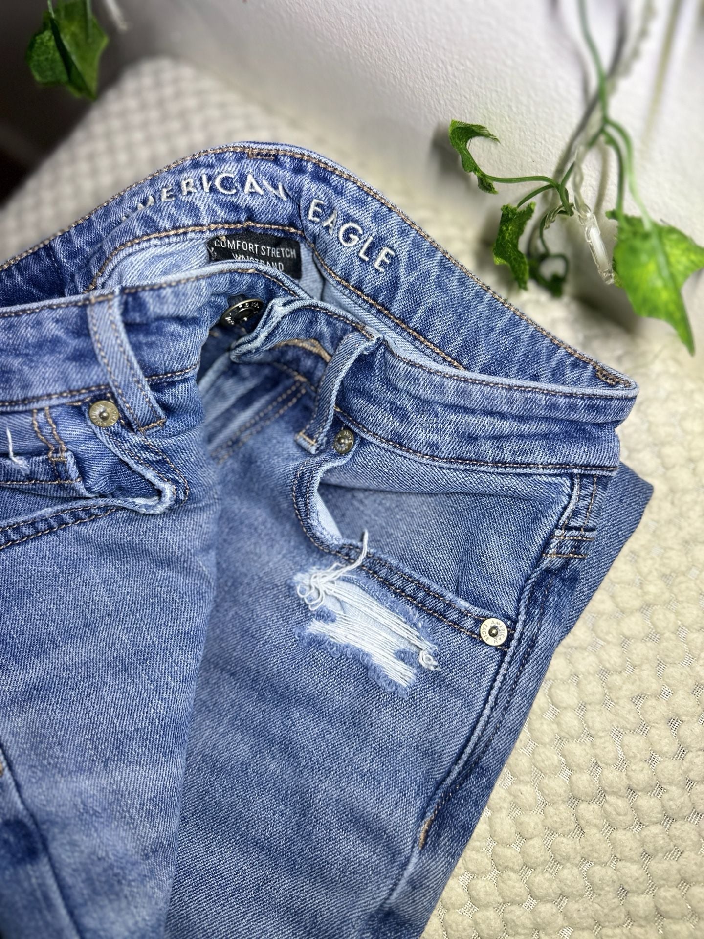 American Eagle Mom Jean Size 00 Light Wash Ripped AirFlex Comfort Stretch.US 00 4