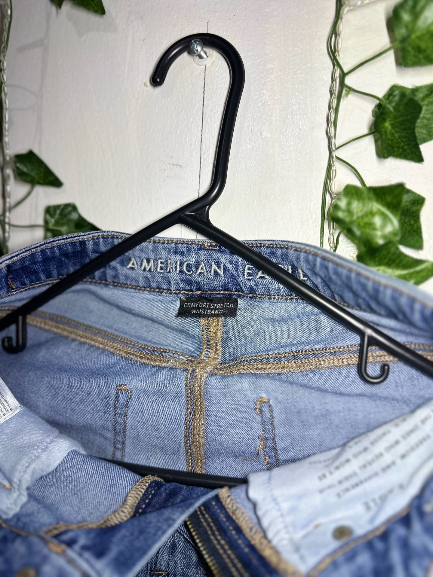 American Eagle Mom Jean Size 00 Light Wash Ripped AirFlex Comfort Stretch.US 00 7