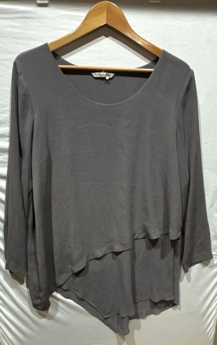 Soft Surroundings Mayfair Blouse Size Small Gray Asymmetrical Tunic Top
O880 2