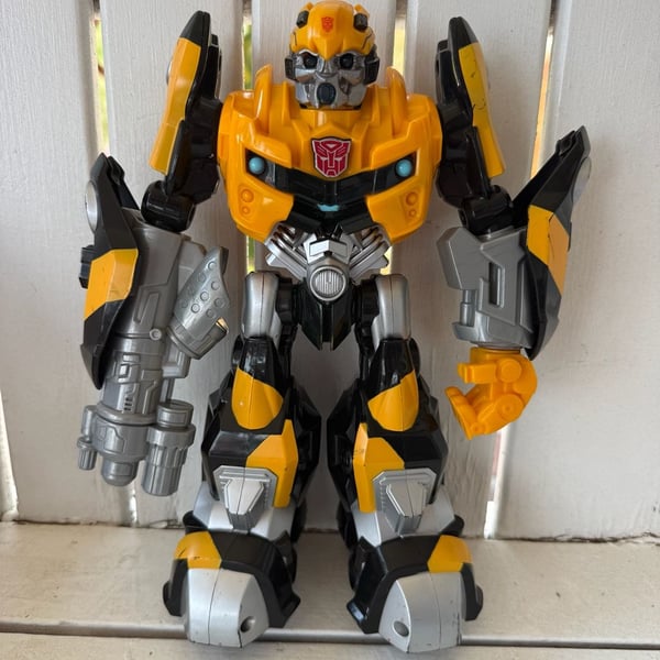 Hasbro Transformers Bumblebee Action Figure 10"