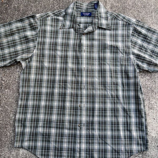 Z- Roundtree & Yorke Plaid Short Sleeve Button Up Shirt Size L