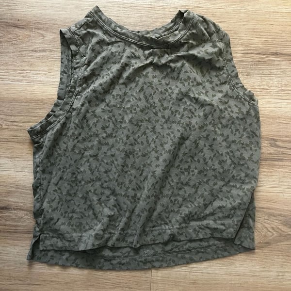 All In Motion Crop Tank Top Size XL Olive Leaf Print