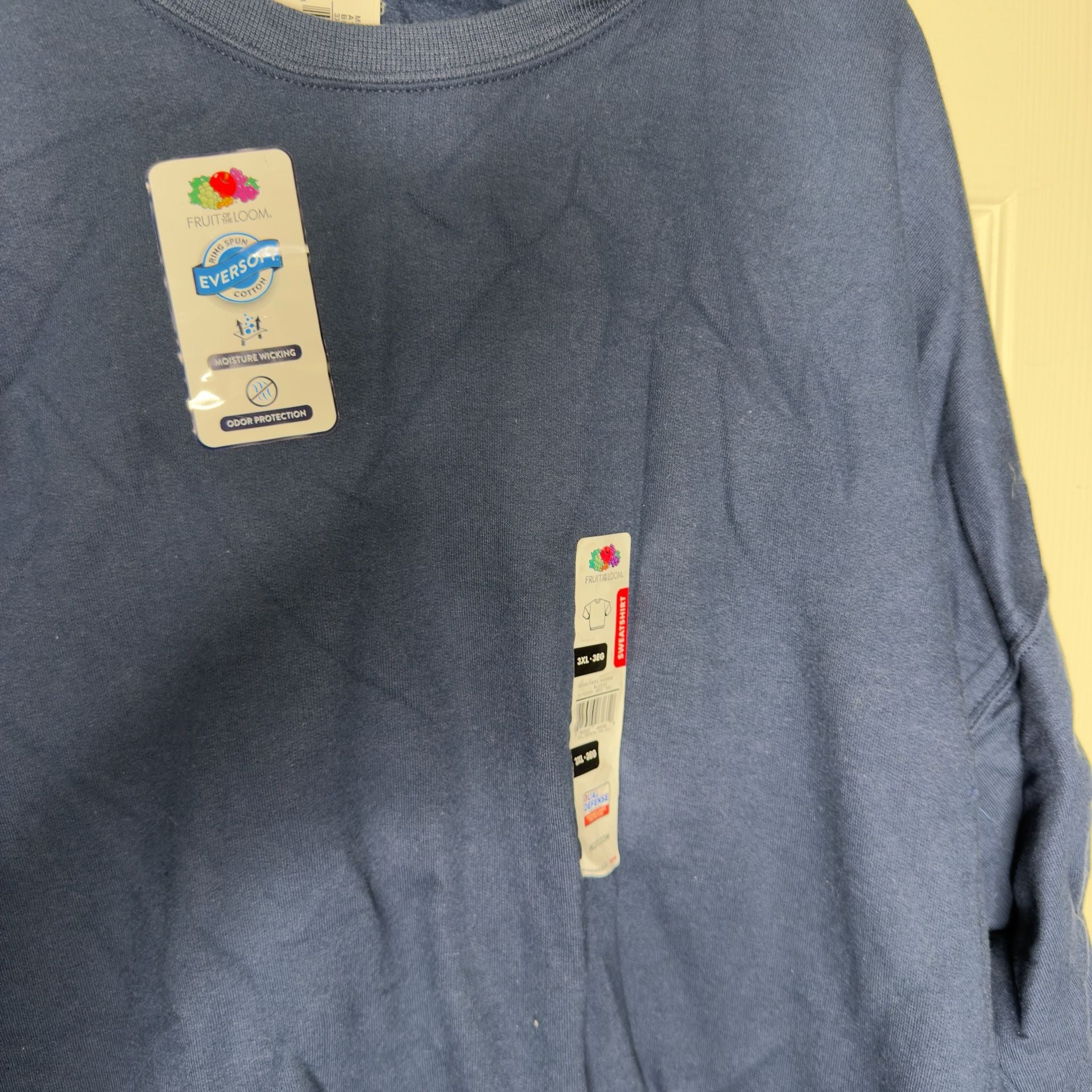 Fruit of the Loom Men's EverSoft Fleece Crew Sweatshirt. Size 3XL. New with Tag 4