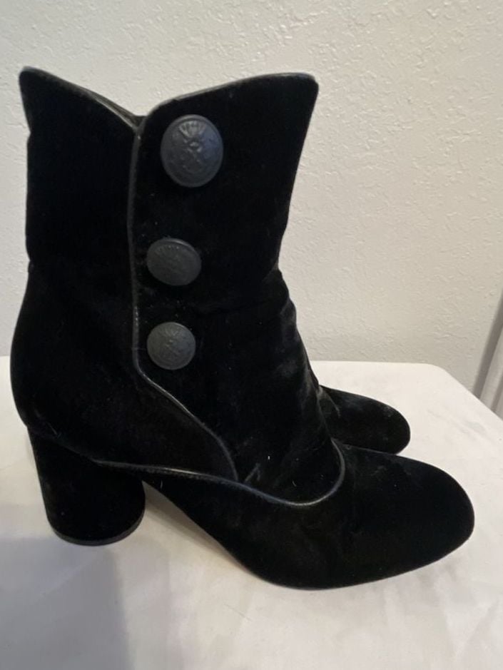 Velvet heel boots size 7.5
Halloween
Whimsigoth
Witch
Zip
Buttons
Victorian 2