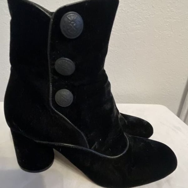 Velvet heel boots size 7.5
Halloween
Whimsigoth
Witch
Zip
Buttons
Victorian