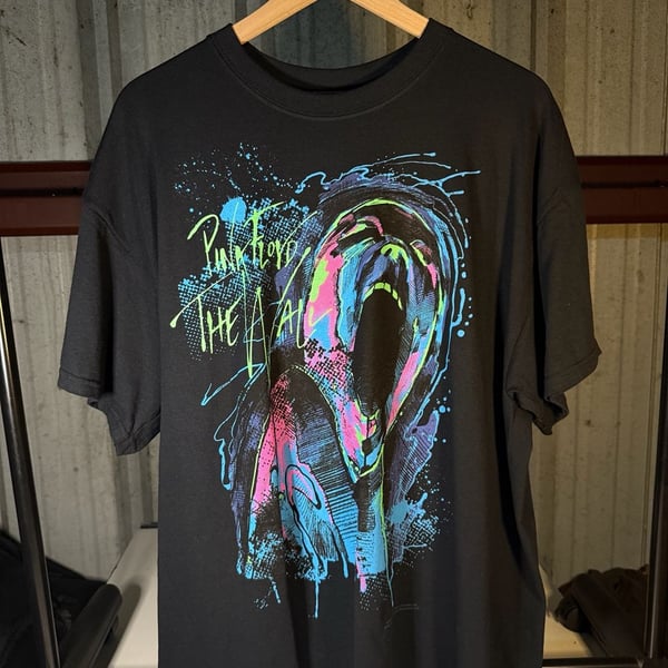 Liquid Blue Pink Floyd The Wall Band T-Shirt Black