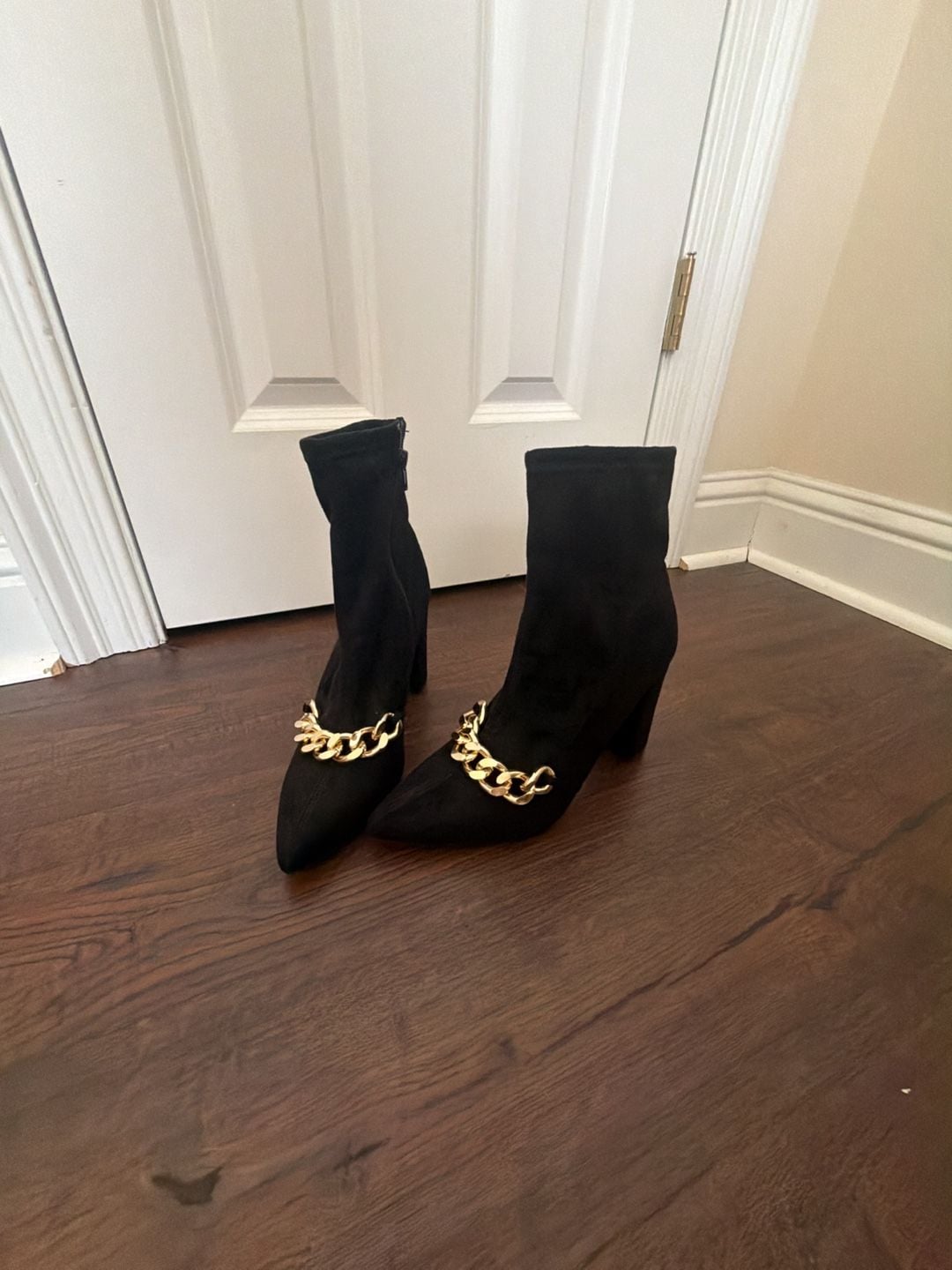 Delicious Black Ankle Boots Size 8.5 Gold Chain Heeled Pointed Toe Shoes 2