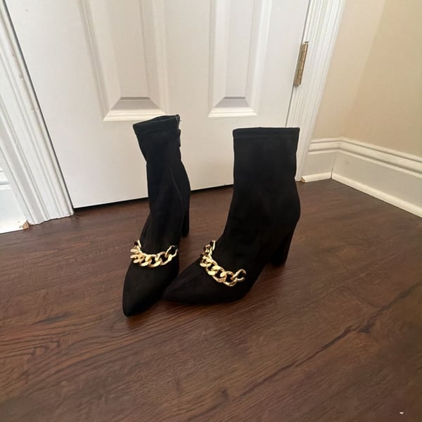 Delicious Black Ankle Boots Size 8.5 Gold Chain Heeled Pointed Toe Shoes
