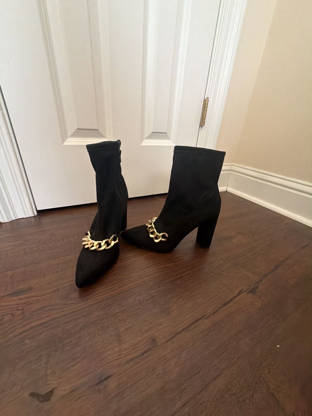Delicious Black Ankle Boots Size 8.5 Gold Chain Heeled Pointed Toe Shoes 3