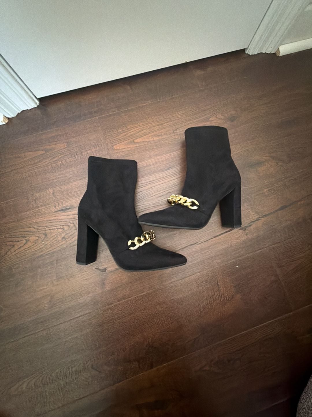 Delicious Black Ankle Boots Size 8.5 Gold Chain Heeled Pointed Toe Shoes 4