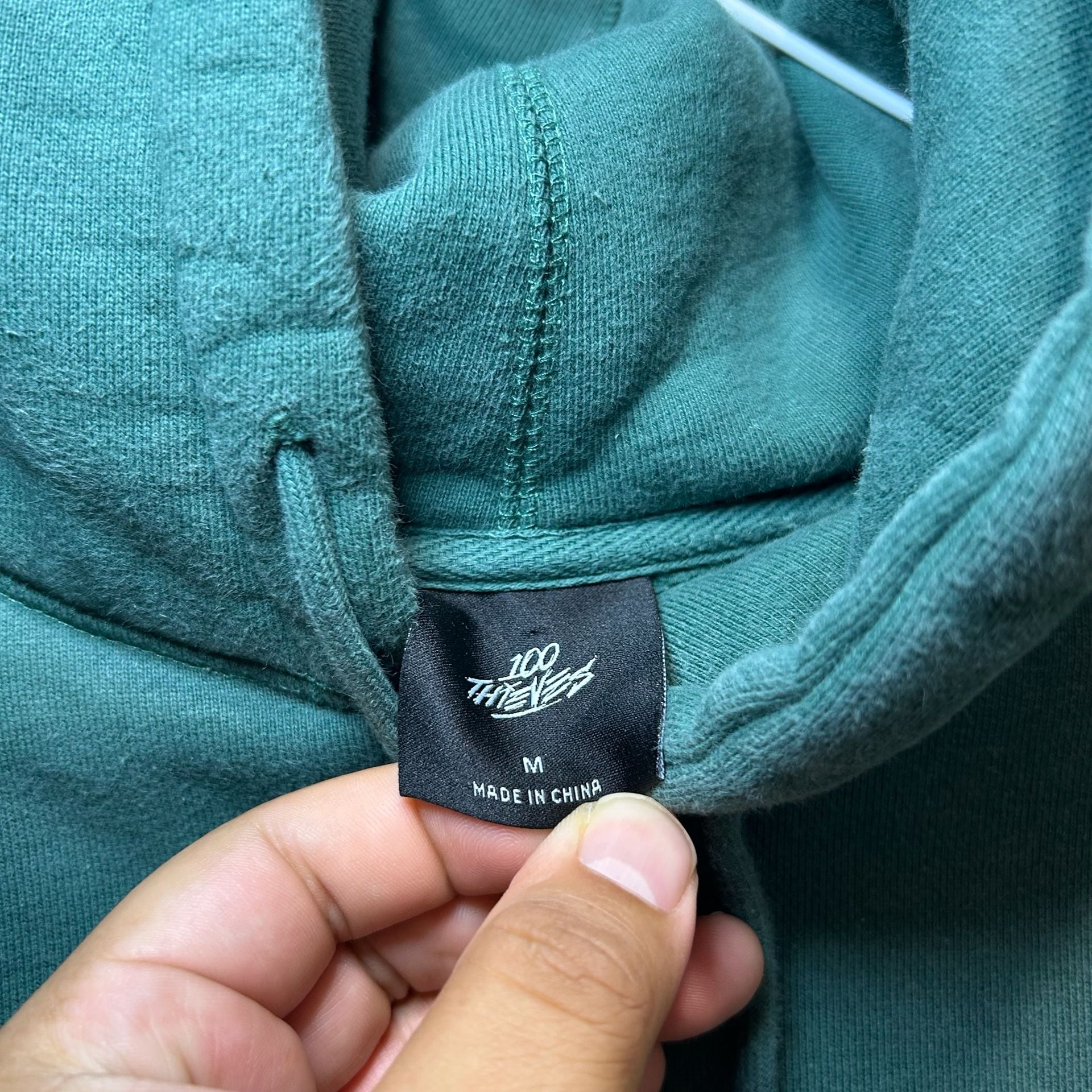 100 Thieves Men’s Green Hoodie Logo Embroidered Pullover Size M 3