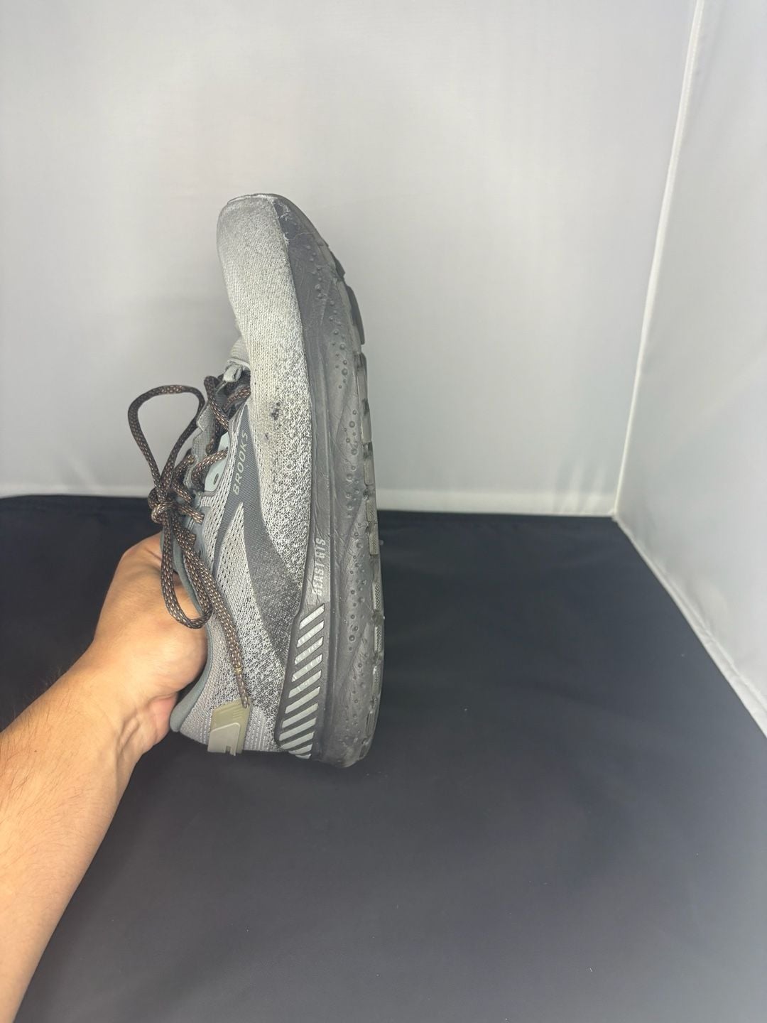 Brooks Men's Beast GTS 24 Grey No Insole Size 8.5M 7