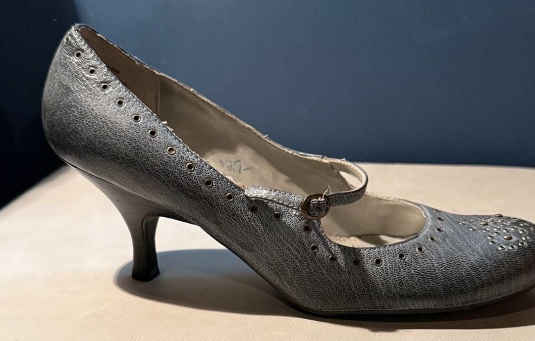 Madeline Women’s Gray Mary Jane Heels Studded Cutout Pumps Retro Y2K size 9 3