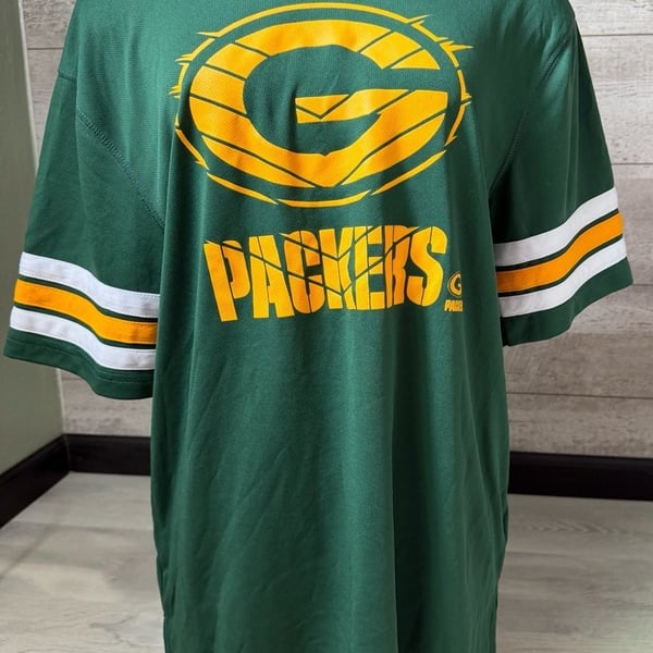 NFL Team Apparel Green Bay Packers T-Shirt Size M Green Football Jersey