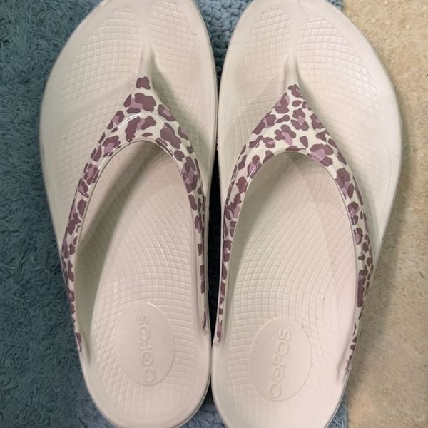 OOFOS OOlala Sandal Size W8 Pink Leopard Flip Flop