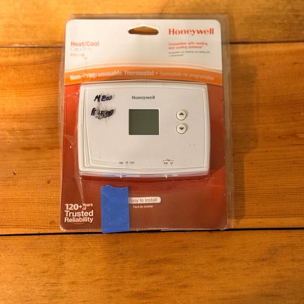 Honeywell RTH111B Non-Programmable Digital Thermostat Open New