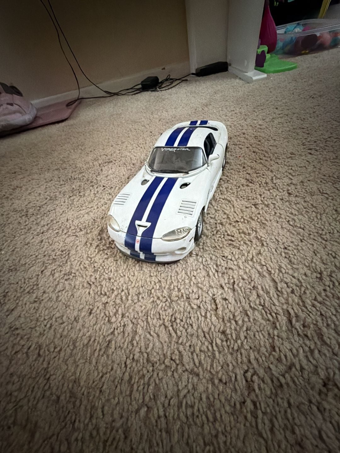 Maisto Dodge Viper GTS-R 1:18 Diecast Model White Blue Stripes 1