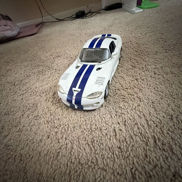 Maisto Dodge Viper GTS-R 1:18 Diecast Model White Blue Stripes