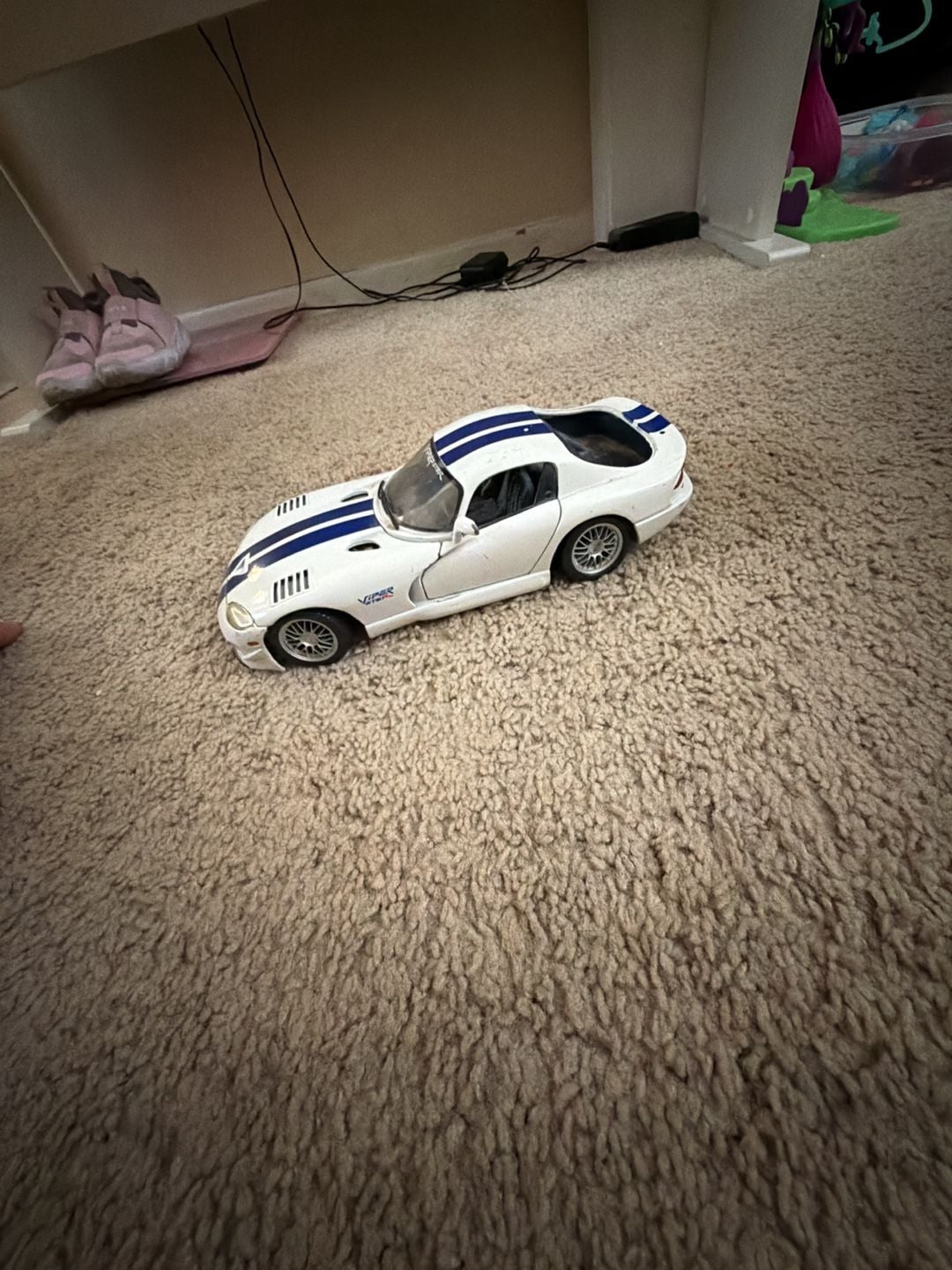 Maisto Dodge Viper GTS-R 1:18 Diecast Model White Blue Stripes 2