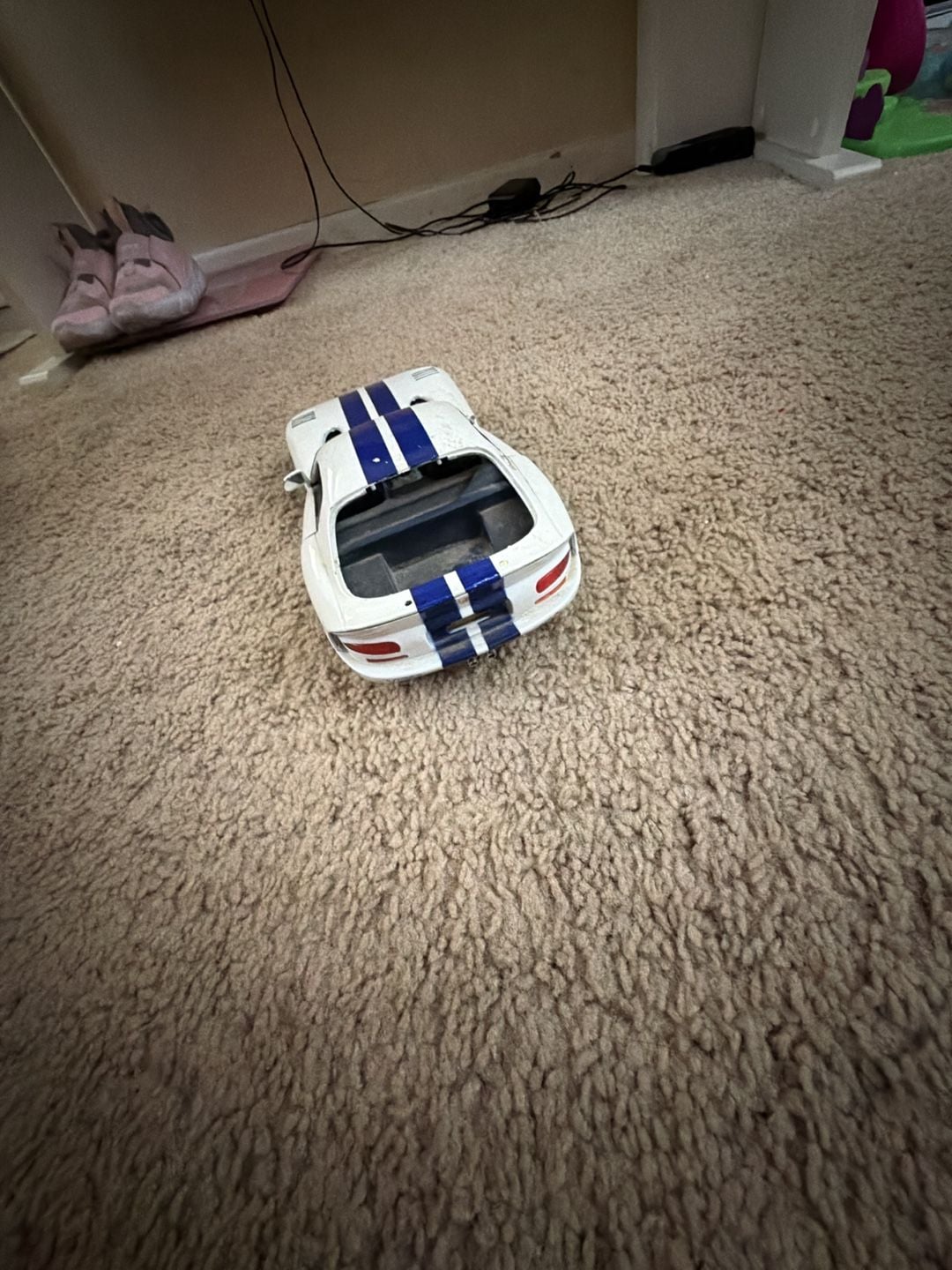 Maisto Dodge Viper GTS-R 1:18 Diecast Model White Blue Stripes 3