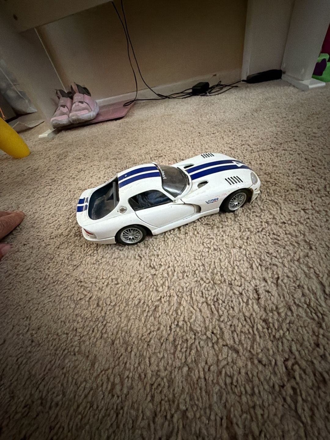 Maisto Dodge Viper GTS-R 1:18 Diecast Model White Blue Stripes 4