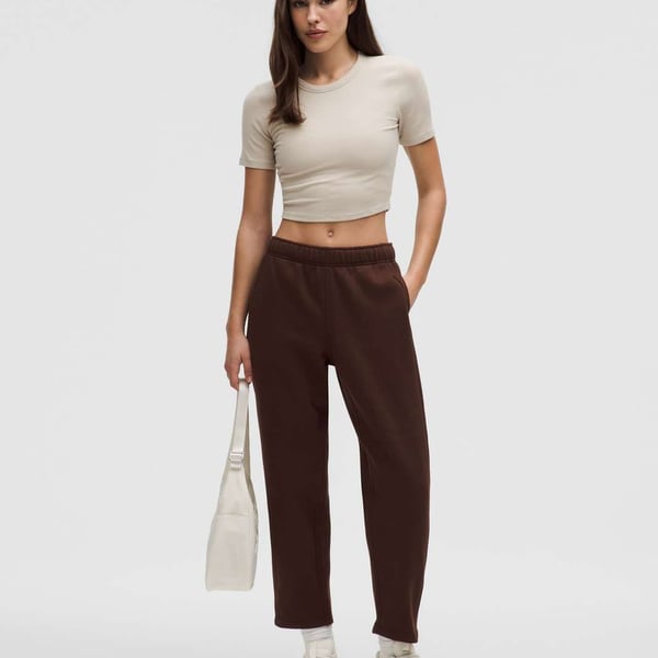Lululemon Scuba Mid-Rise Tapered Pant 7/8 Length
Lava Cake size med