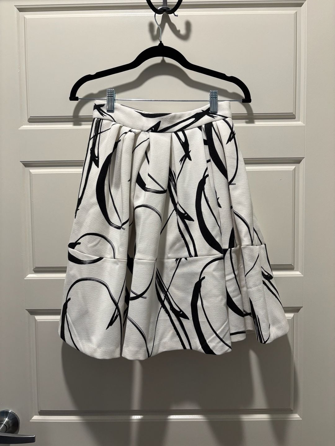 Banana Republic Pleated Skirt Size 0 White Black Abstract Print A-Line 2