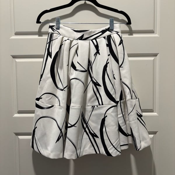 Banana Republic Pleated Skirt Size 0 White Black Abstract Print A-Line