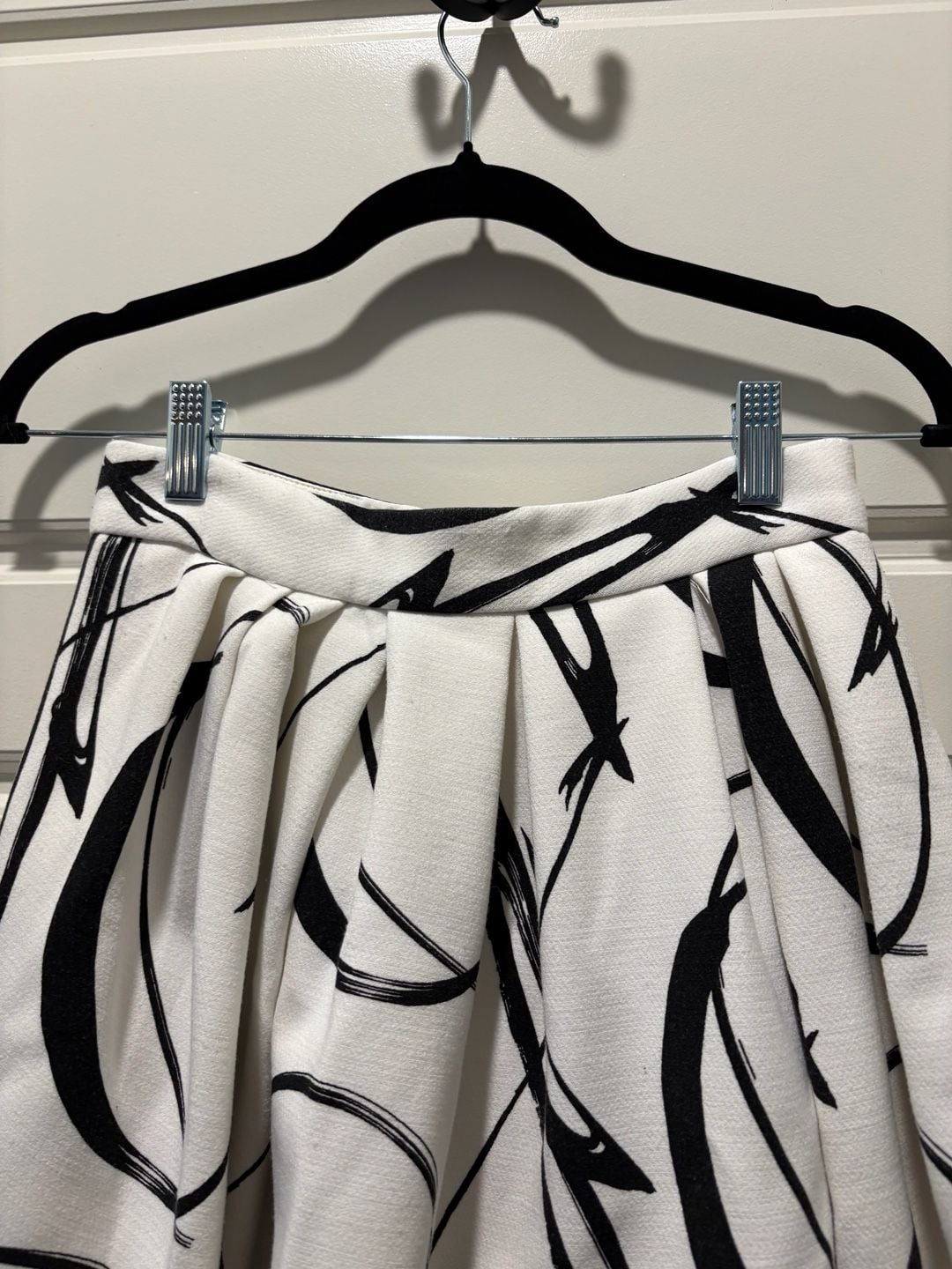 Banana Republic Pleated Skirt Size 0 White Black Abstract Print A-Line 3