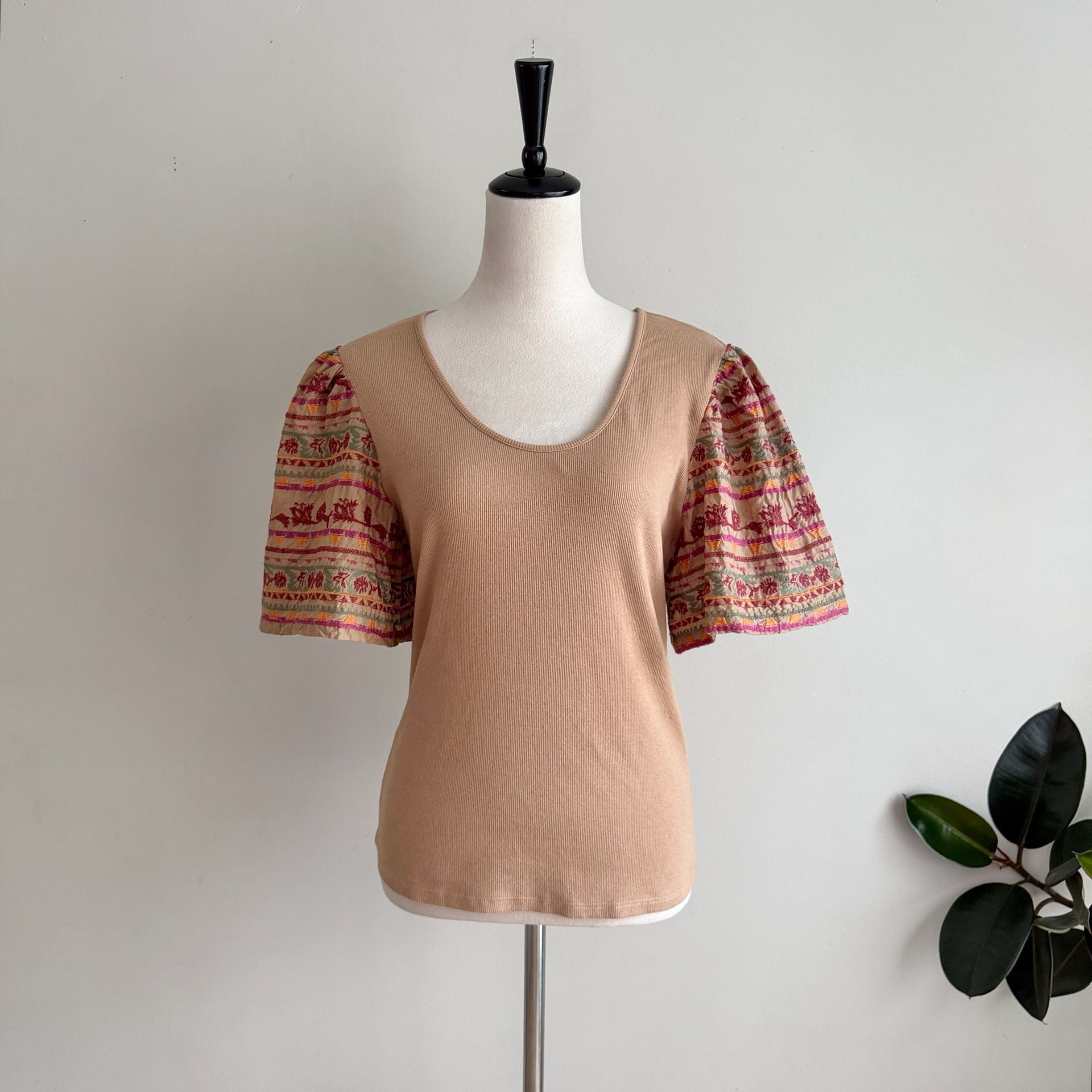 DOLAN Top Size L Tan Ribbed Knit Embroidered Puff Sleeve 3