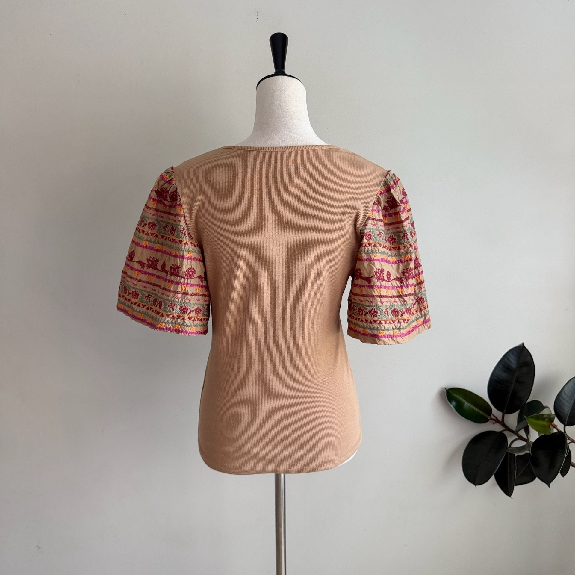 DOLAN Top Size L Tan Ribbed Knit Embroidered Puff Sleeve 7