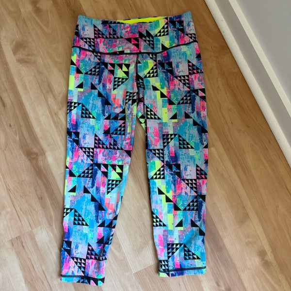 Victoria's Secret VSX Knockout Crop Leggings Size M Multicolor Geometric