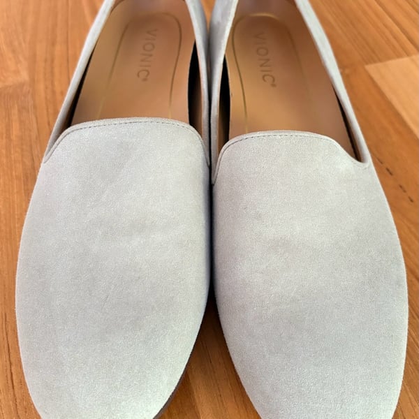 Vionic Willa Flats Grey Suede Loafers Slip-On Comfort Shoes Ladies size 9.5