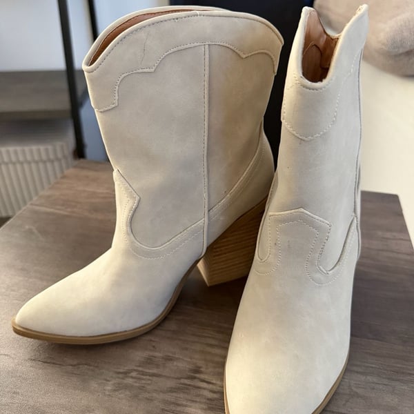 DV by Dolce Vita Nikson Cowboy Booties Size 7 Ivory