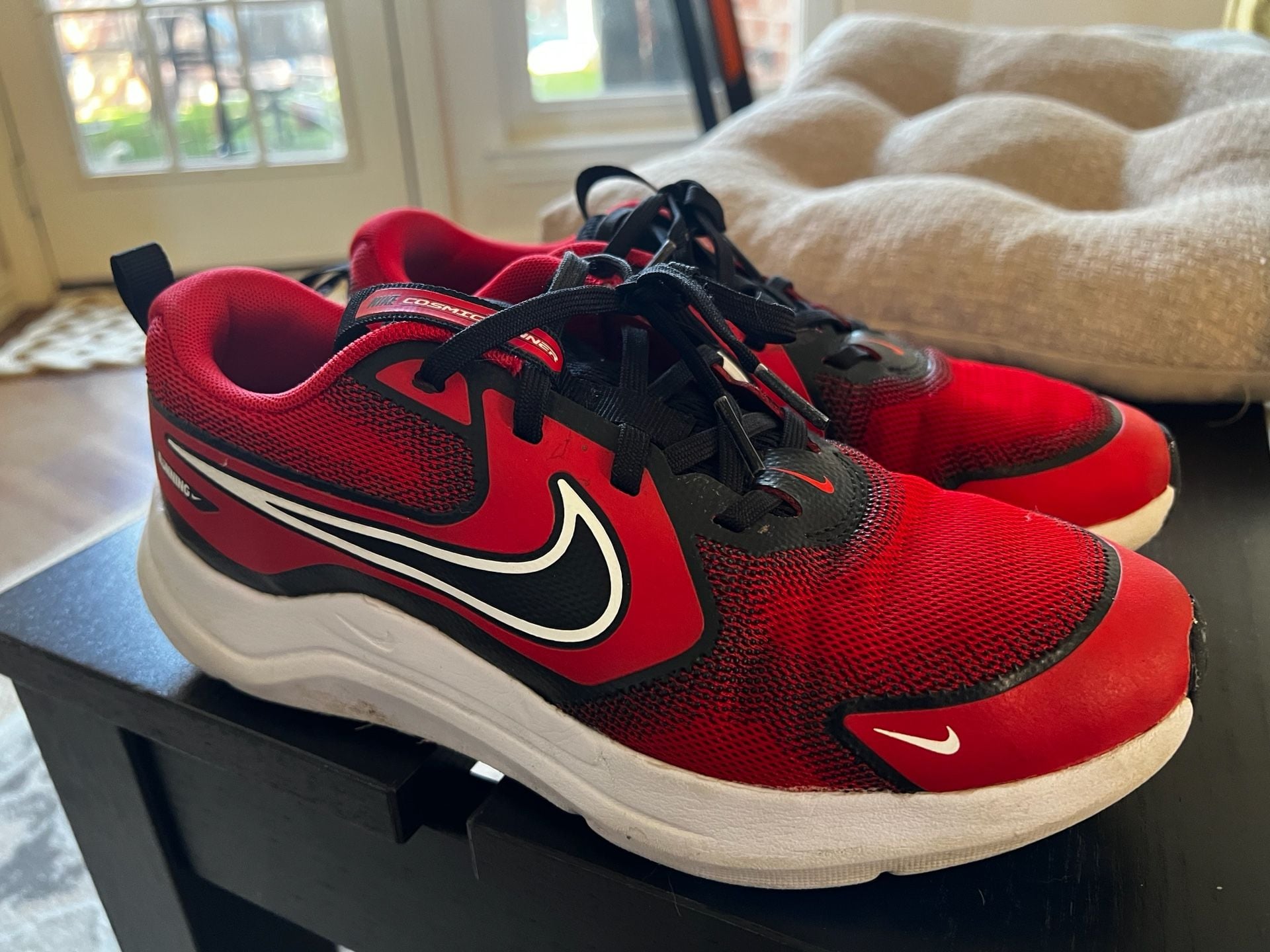 Nike Cosmic Runner GS Size 6Y Red Black White Running Shoes 2