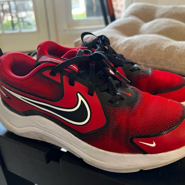 Nike Cosmic Runner GS Size 6Y Red Black White Running Shoes