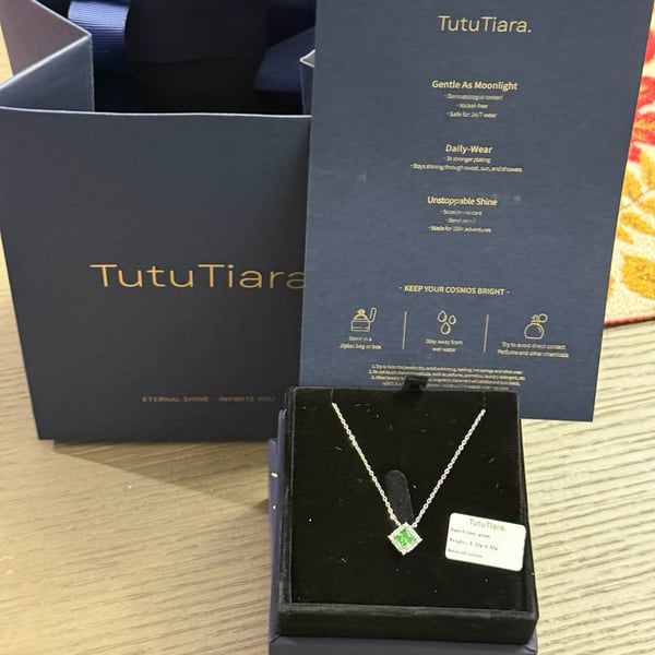 TutuTiara Sterling Silver Magnificent Green Pendant Necklace New Gift Box