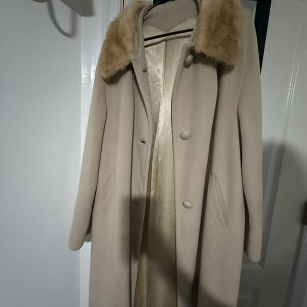 Rothmoor Vintage Cashmere Coat with Fur Collar Beige