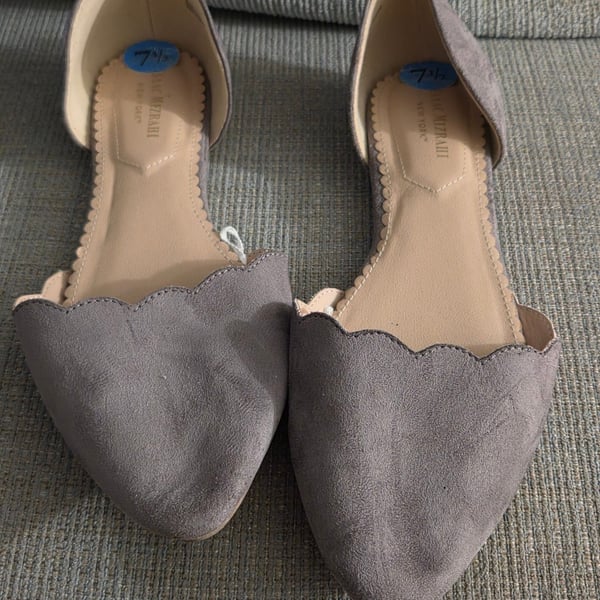 Isaac Mizrahi Flats Size 7.5 Gray Suede Scalloped D'Orsay