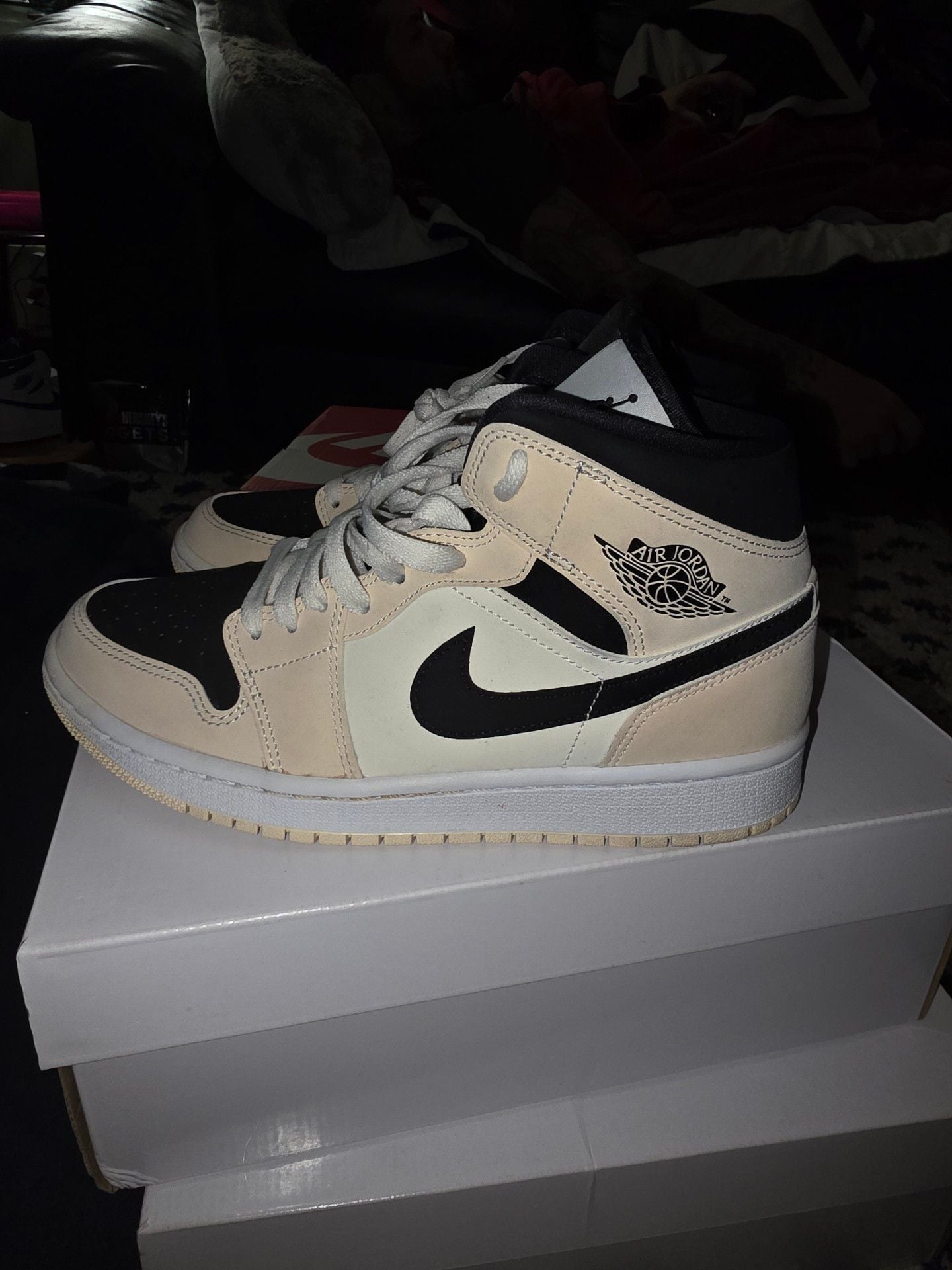 Air Jordan 1 Mid "Barely Orange" or the "Guava Ice" size 8.5 4