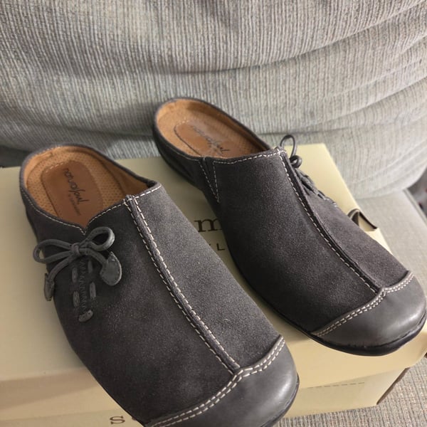 Natural Soul Fanner Size 7.5 Grey Suede Mules