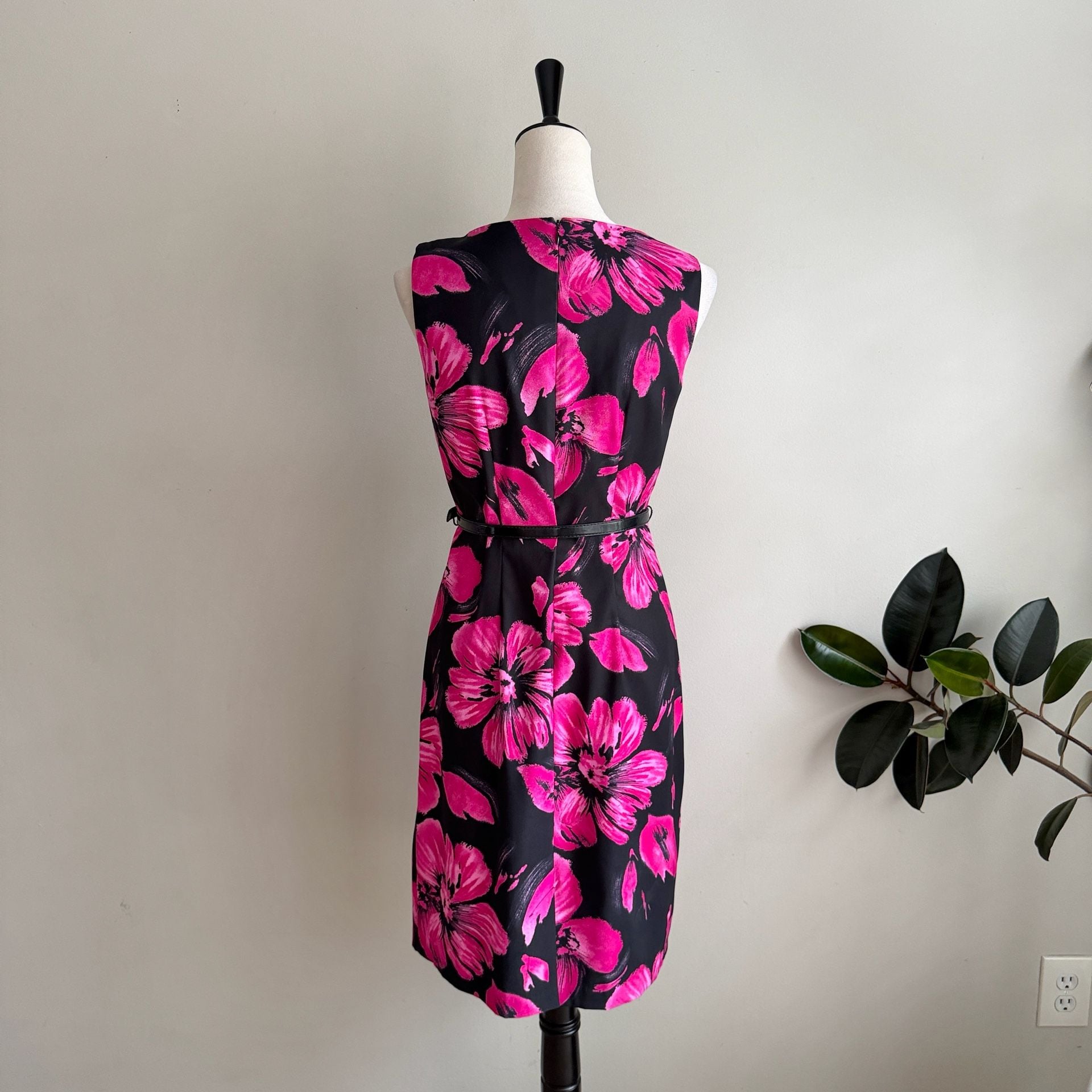 Dressbarn Dress Size 6 Black Pink Floral Sleeveless Sheath Belted 6